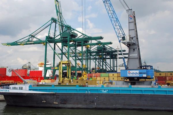 Recipientes no porto de Antuérpia — Fotografia de Stock