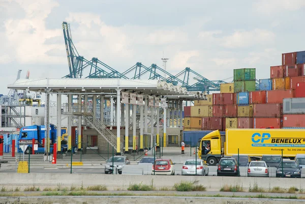 Behållare i Antwerpens hamn — Stockfoto
