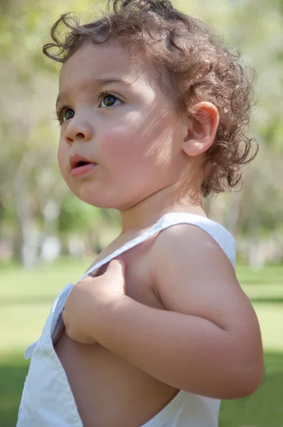 Menino pequeno no parque — Fotografia de Stock