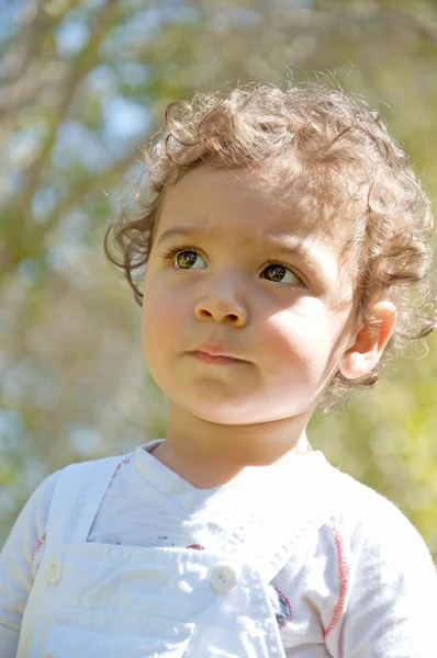 Petit garçon dans le parc — Photo