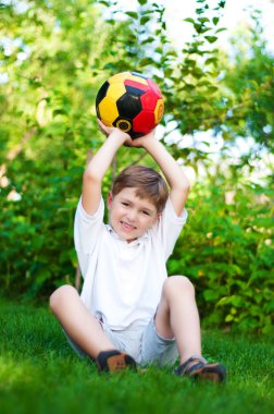 bir çocuk bir top