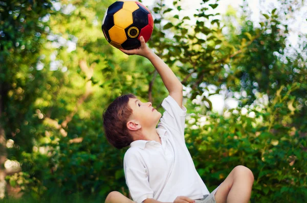Um rapaz com uma bola — Fotografia de Stock