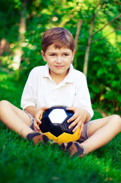 Um rapaz com uma bola — Fotografia de Stock