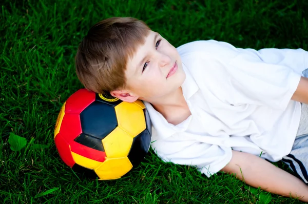 Un chico con una pelota — Foto de Stock