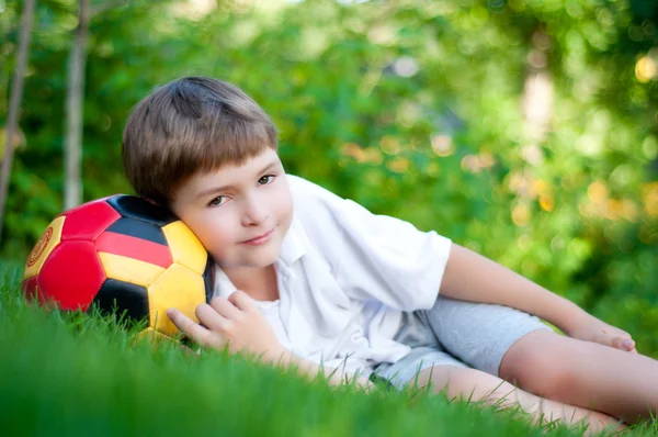 Een jongen met een bal — Stockfoto