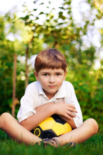 Een jongen met een bal — Stockfoto