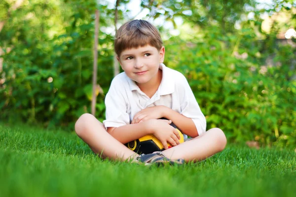 Um rapaz com uma bola — Fotografia de Stock