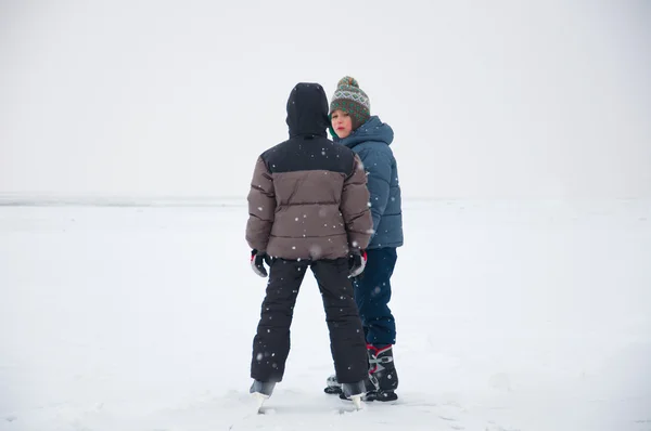 Deux garçons patinent sur glace — Photo