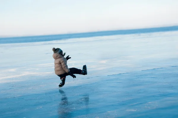Um rapaz no gelo. — Fotografia de Stock