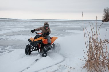 bir çocuk bir atv sürme
