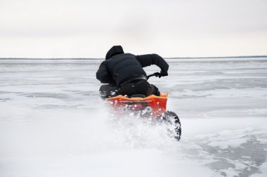 adam karda bir atv sürme