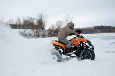 bir çocuk bir atv sürme
