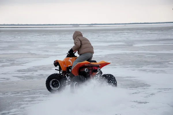 Een jongen een atv riding — Stockfoto