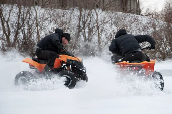 Homem montando um ATV na neve — Fotografia de Stock