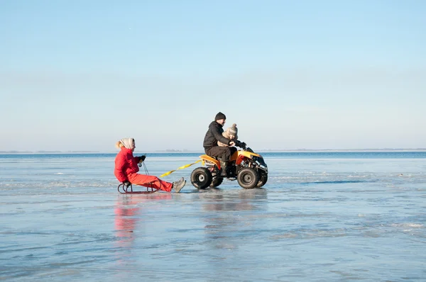 Famille heureuse sur la glace — Photo