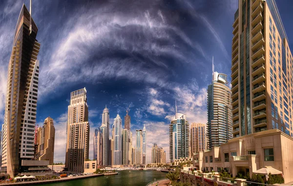 DUBAI, UAE - FEBRUARY 09: View of the region of Dubai - Dubai Marina is an artificial canal city, carved along a two mile (3 km) stretch of Persian Gulf shoreline on february 09, 2013 in Dubai, UAE — Stock Photo, Image