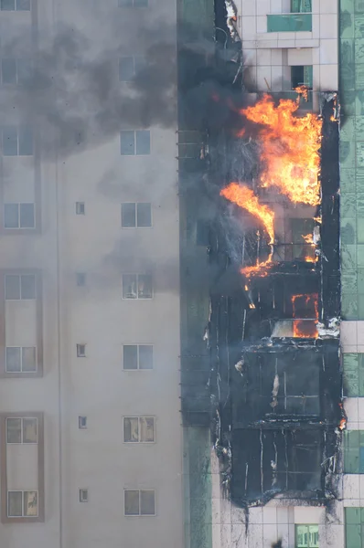 Hochhaus in Flammen — Stockfoto