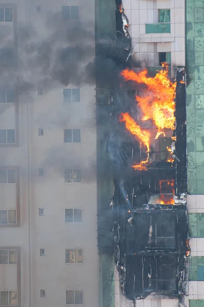 Hochhaus in Flammen — Stockfoto