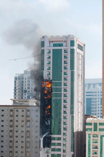 Hochhaus in Flammen — Stockfoto