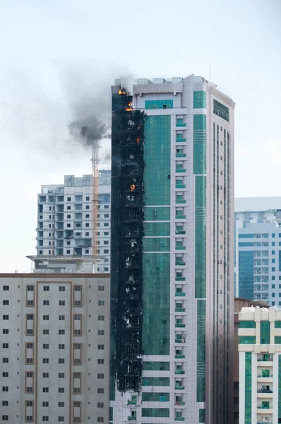 Hochhaus in Flammen — Stockfoto