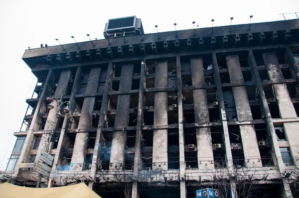 Kiew, Ukraine 22. Februar: Gewerkschaftshaus nach Angriff der Bereitschaftspolizei abgebrannt — Stockfoto