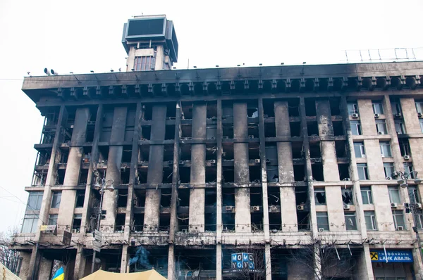 Kiew, Ukraine 22. Februar: Gewerkschaftshaus nach Angriff der Bereitschaftspolizei abgebrannt — Stockfoto