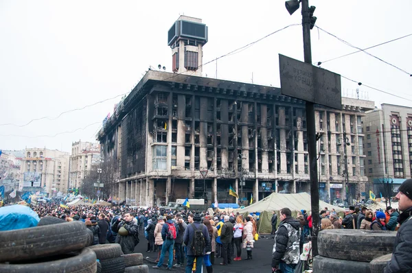 Kijów, Ukraina 22 lutego: związki zawodowe dom spalony w wyniku zamieszek policji atak 2014 — Zdjęcie stockowe