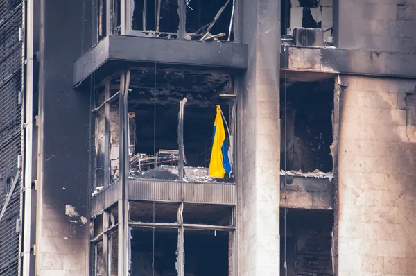 KIEV, UKRAINE 22 FÉVRIER : Une maison des syndicats incendiée à la suite d'une attaque de la police anti-émeute 2014 — Photo