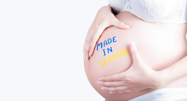 Barriga grávida com sinal "Made in Ukraine" isolado — Fotografia de Stock