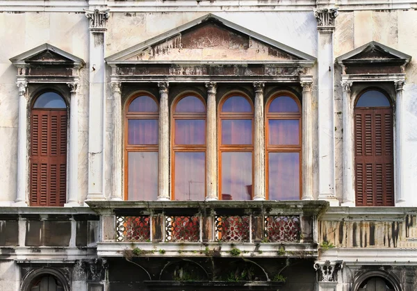 Old architecture facade — Stock Photo, Image