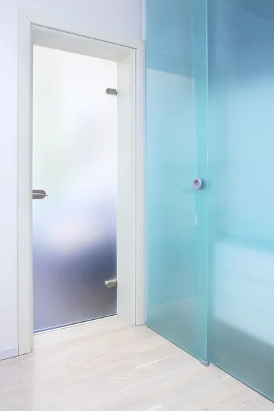 Blauwe glazen deur — Stockfoto
