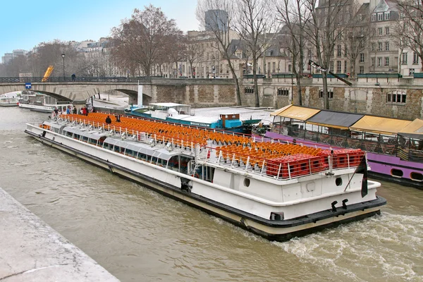 Tour in barca a Parigi — Foto Stock