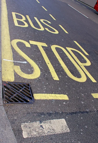 Bus stop ondertekenen — Stockfoto