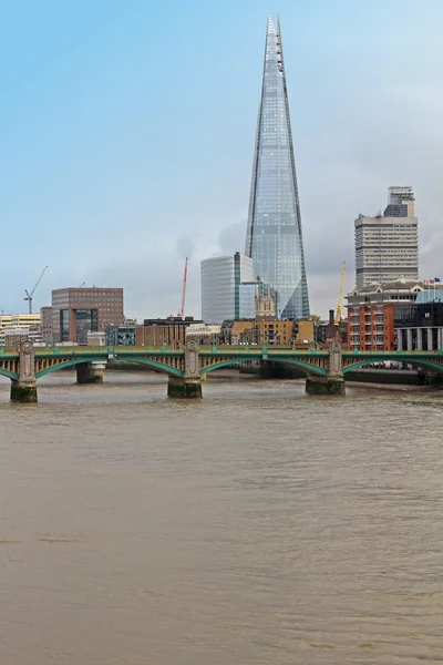 London cityscape with Southwark bridge and Shard building in background — Stock Photo, Image