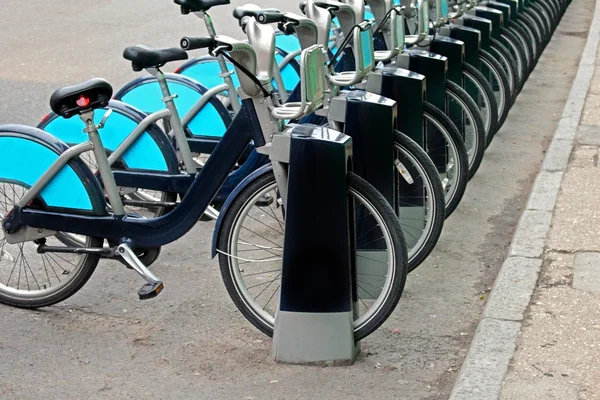 Парковка велосипедов — стоковое фото