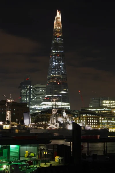 Лондонская ночь городского пейзажа — стоковое фото