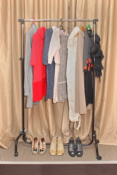 Ubrania w szafie — Zdjęcie stockowe