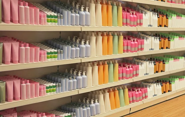 Cosmetische opslagplanken Retail — Stockfoto