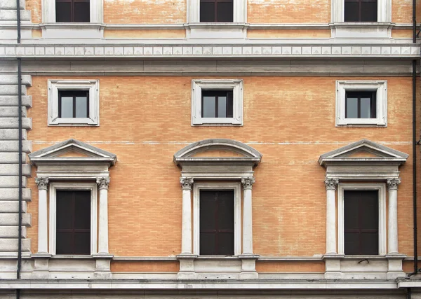 Viejas ventanas de piedra — Foto de Stock