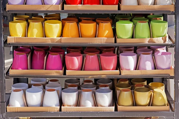 Vasos Flores Cerâmica Coloridos Prateleiras Vendidas Mercado Stall — Fotografia de Stock