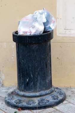 Dışarıdaki taşın içindeki çöp tenekesi.