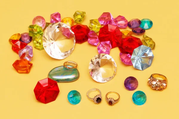 Grande Pilha Diamantes Coloridos Com Anéis Jóias Caros — Fotografia de Stock
