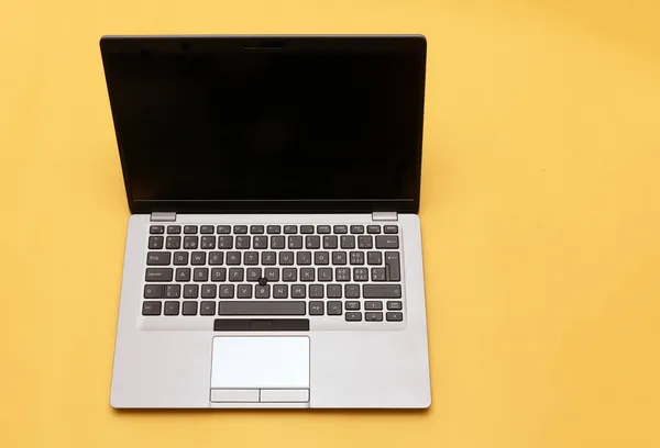 Otwórz Nowoczesny Laptop Pustym Czarnym Ekranem Żółtym Tle — Zdjęcie stockowe