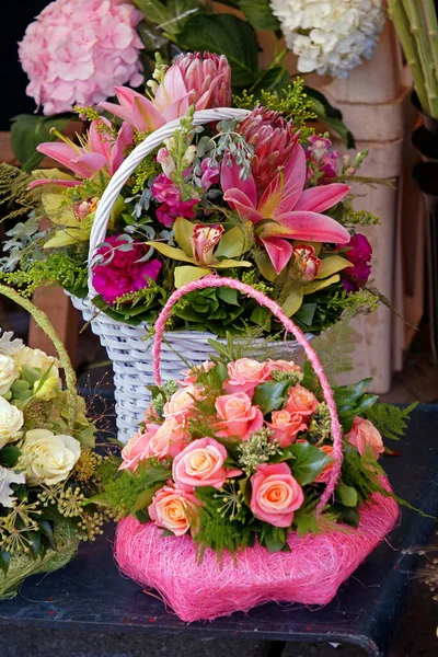 Belle Rose Orchidee Composizioni Floreali Cestini All Esterno Giardino — Foto Stock