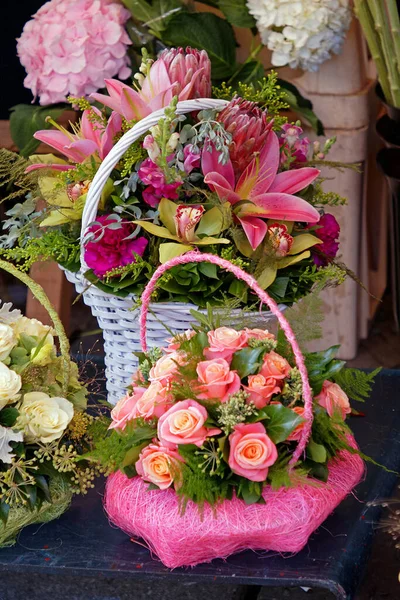 Lindas Rosas Orquídeas Arranjos Flores Cestas Fora Jardim — Fotografia de Stock