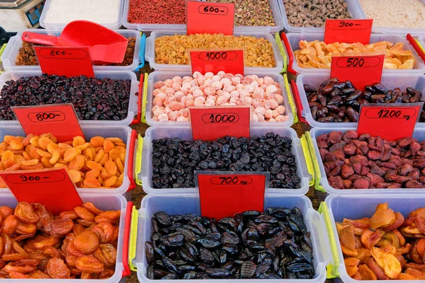 Torkade Frukter Plastskålar Säljs Utomhus Grön Marknad Stall — Stockfoto