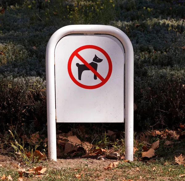 Halk parkına köpek giremez.