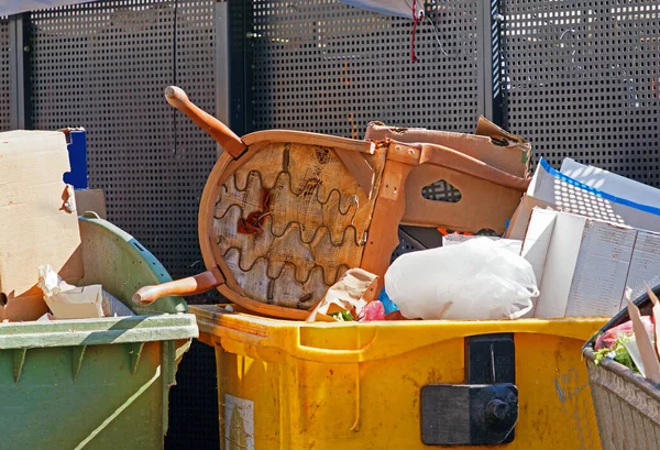 Пластиковые Контейнеры Переполнены Мусором Городской Улице — стоковое фото