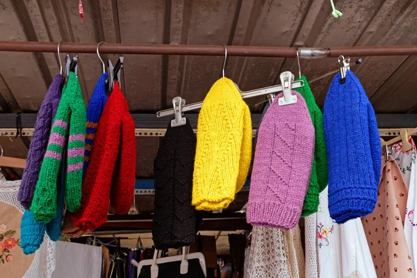 Kleurrijke Wol Warme Wintermutsen Verkocht Marktkraam — Stockfoto