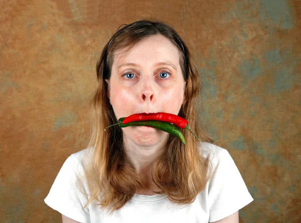 Genç Bir Kadın Ağzında Acı Kırmızı Yeşil Acı Biberlere Abayı — Stok fotoğraf
